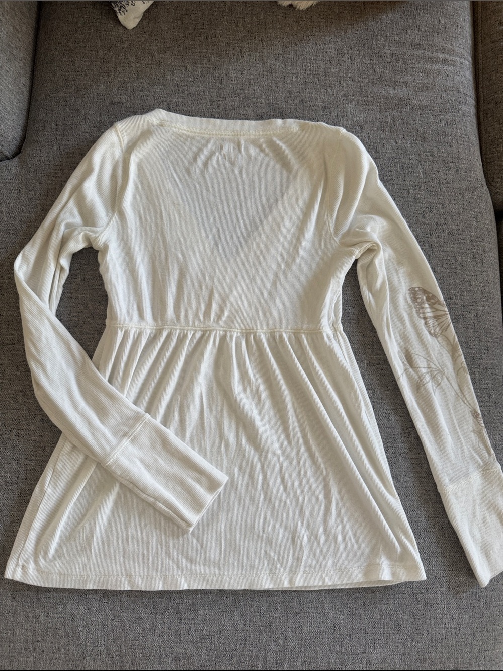 Hollister Cream V-Neck Long Sleeve Top with Butterfly Detail🦋 - Picture 4 of 4